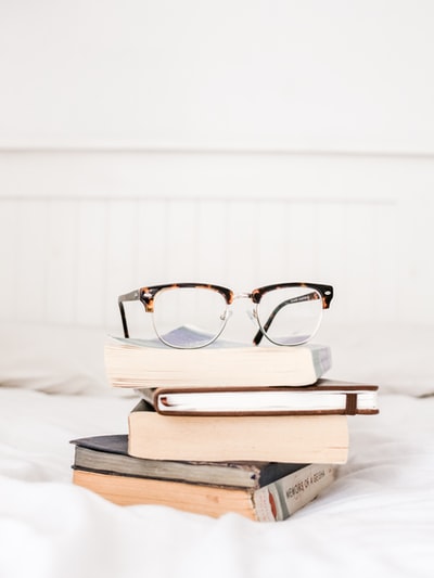 书堆上的眼镜